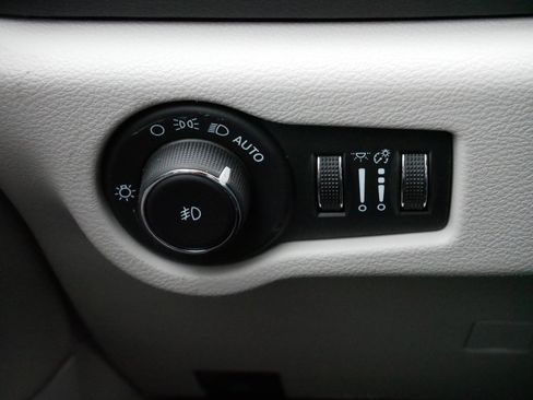 Used 2024 Chrysler Pacifica Touring-L image 27