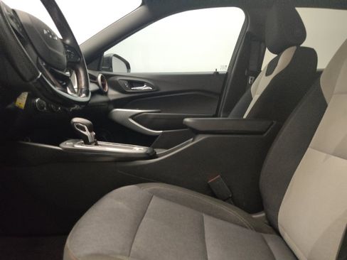Used 2025 Chevrolet Trax RS w/ Sunroof Package FWD image 17