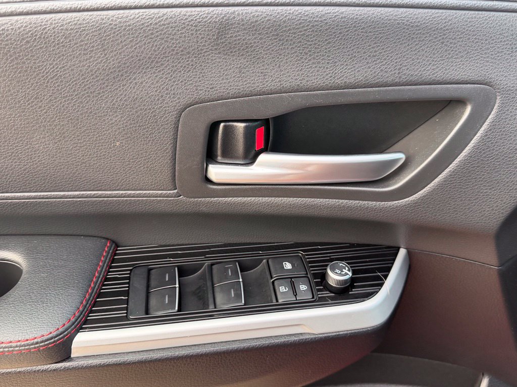 Used 2025 Toyota Sienna XSE w/ XSE Plus Package FWD image 17
