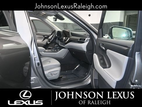 Used 2026 Toyota Highlander XLE image 11