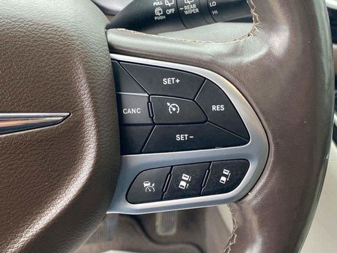 Used 2020 Chrysler Pacifica Touring-L w/ Advanced Safetytec Group FWD image 18