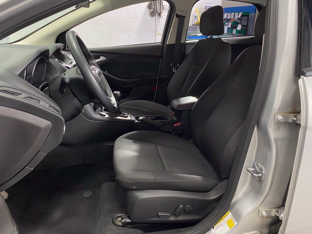 Used 2016 Ford Focus SE w/ SE Power Seat Package FWD image 16
