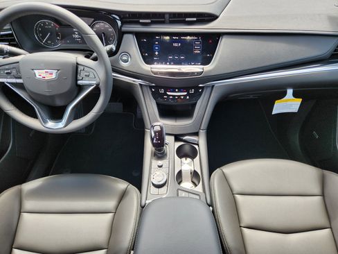New 2025 Cadillac XT6 Luxury image 16