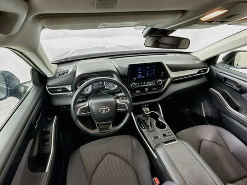 Used 2024 Toyota Highlander LE FWD image 22