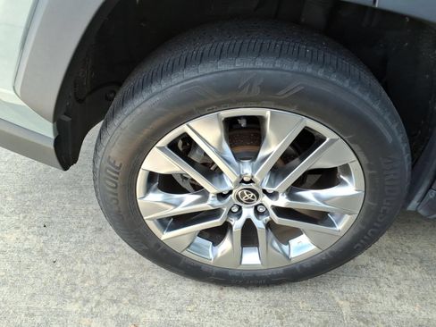 Used 2021 Toyota RAV4 XLE Premium FWD image 8