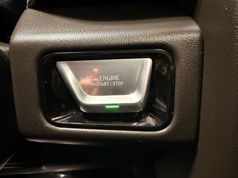 Used 2025 GMC Yukon XL AT4 w/ AT4 Premium Package AWD/4WD image 34