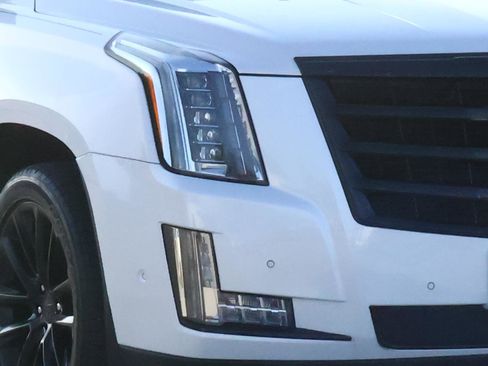 Used 2018 Cadillac Escalade Premium Luxury image 7