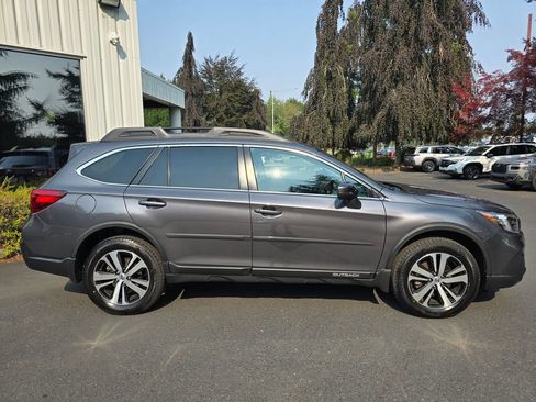 Used 2018 Subaru Outback 3.6R Limited AWD/4WD image 3