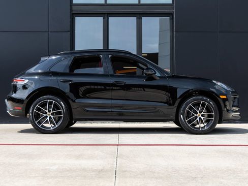 Certified 2025 Porsche Macan AWD/4WD image 12