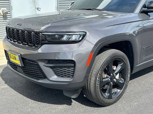 Used 2023 Jeep Grand Cherokee Altitude AWD/4WD image 9
