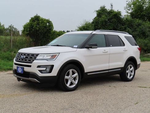 Used 2016 Ford Explorer XLT w/ Equipment Group 201A AWD/4WD image 19