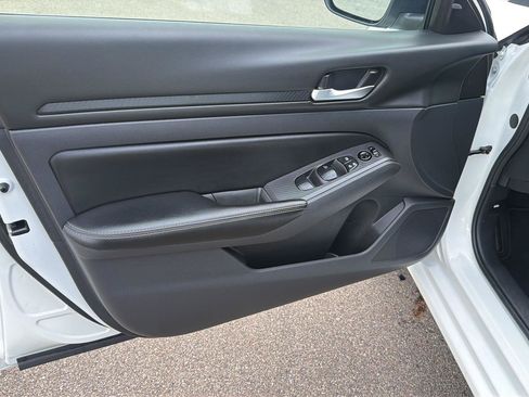 Used 2025 Nissan Altima 2.5 SV FWD image 12