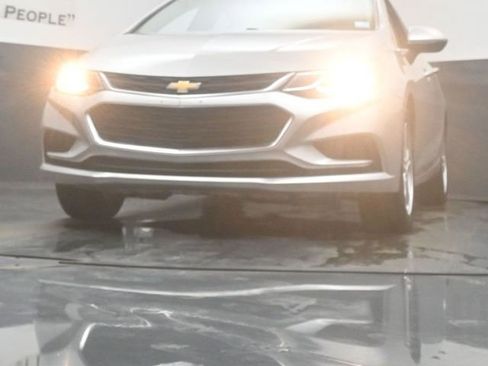 Used 2017 Chevrolet Cruze LT w/ Convenience Package FWD image 4