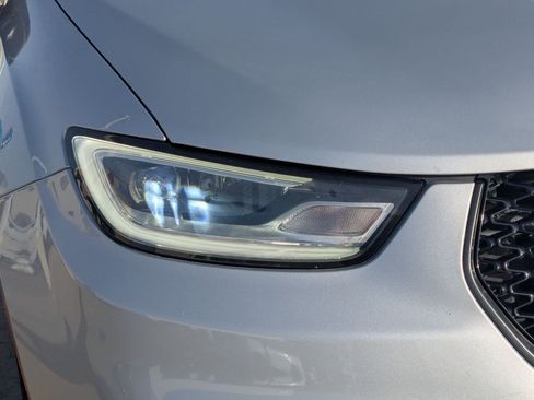 Used 2023 Chrysler Pacifica Limited w/ Uconnect Theater Family Group image 11