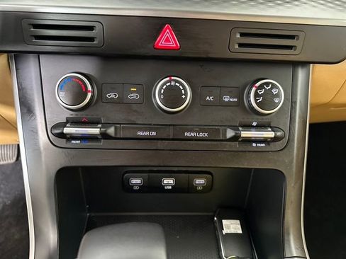 Used 2022 Kia Carnival LX image 23