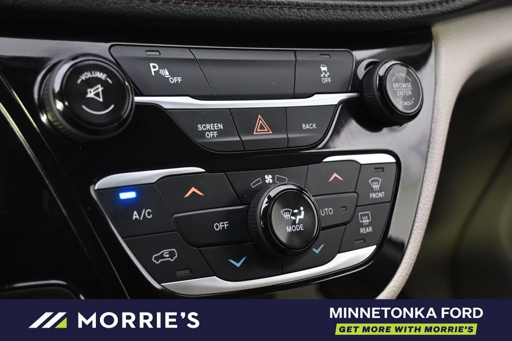 Used 2017 Chrysler Pacifica Limited FWD image 37