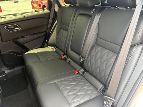 Used 2025 Nissan Rogue Platinum w/ Tech Package AWD/4WD image 33