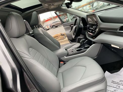 Used 2024 Toyota Highlander XLE image 14