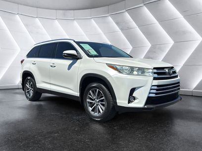 Used 2019 Toyota Highlander XLE w/ Carpet Mat Package (TMS)