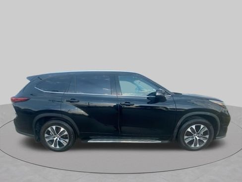 Used 2022 Toyota Highlander XLE FWD image 2