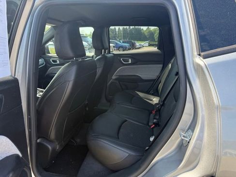 Used 2023 Jeep Compass Latitude AWD/4WD image 11