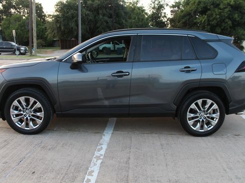 Used 2020 Toyota RAV4 XLE Premium FWD image 5