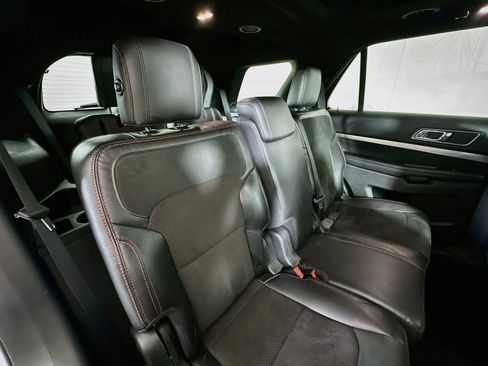 Used 2018 Ford Explorer XLT w/ XLT Appearance Package AWD/4WD image 27