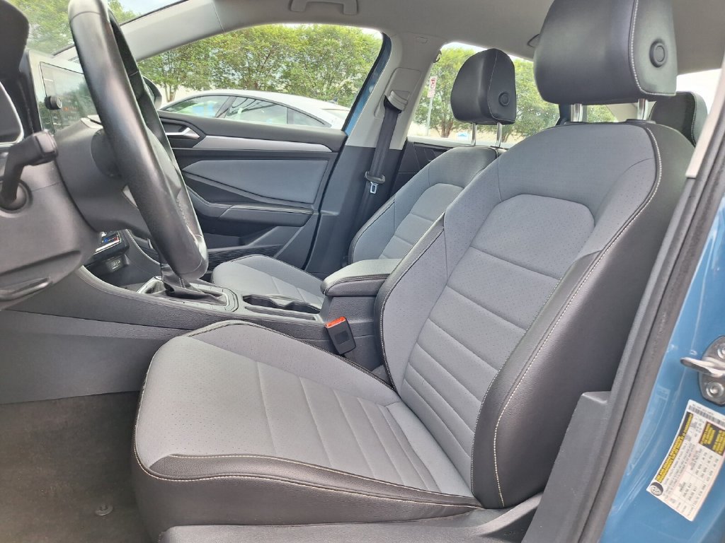 Used 2025 Volkswagen Jetta SE FWD image 18