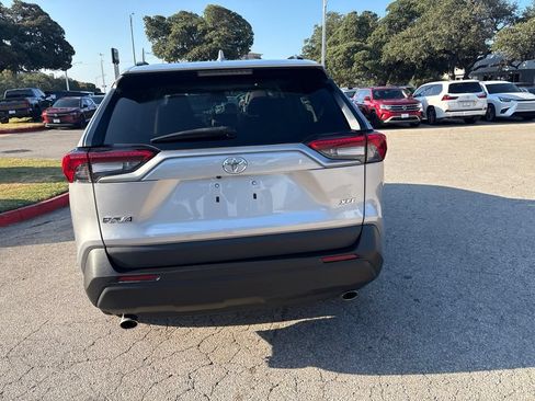 Used 2022 Toyota RAV4 XLE w/ Convenience Package FWD image 4