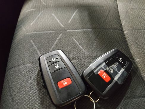 Used 2021 Toyota RAV4 XLE AWD/4WD image 32