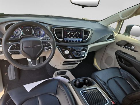 Used 2023 Chrysler Pacifica Touring-L FWD image 24