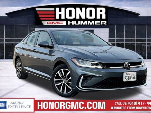 Used 2025 Volkswagen Jetta SE image 1