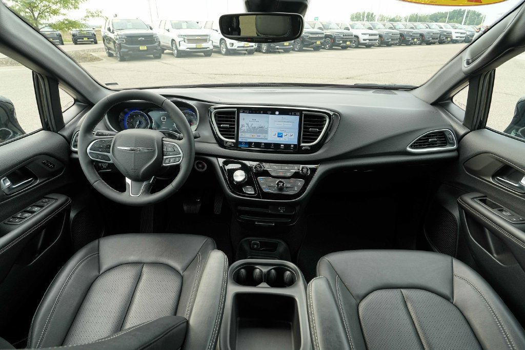Used 2026 Chrysler Pacifica Select FWD image 28