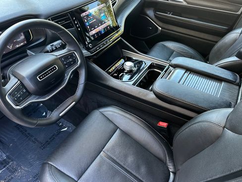 Used 2024 Jeep Wagoneer L Series II w/ Flexible Seating Group AWD/4WD image 9