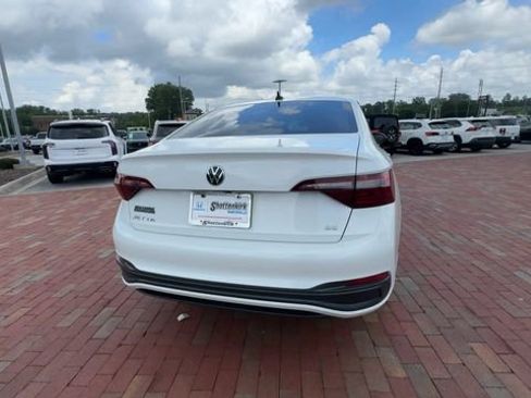 Used 2024 Volkswagen Jetta SE FWD image 2
