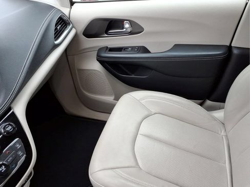 Used 2021 Chrysler Pacifica Touring-L FWD image 27
