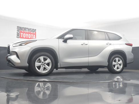 Used 2023 Toyota Highlander LE AWD/4WD image 28