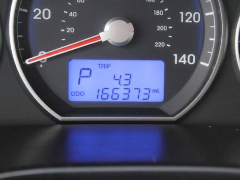 Used 2011 Hyundai Santa Fe GLS image 9