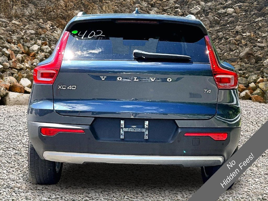 Used 2021 Volvo XC40 T4 Momentum FWD image 4