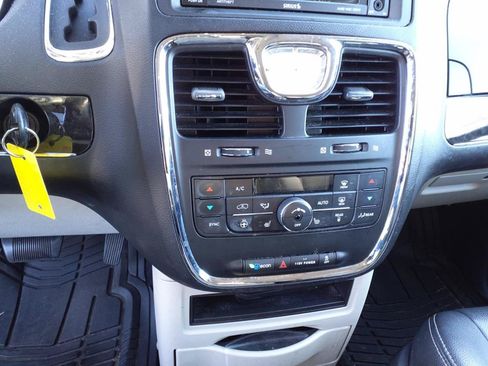 Used 2015 Chrysler Town & Country Touring w/ Driver Convenience Group FWD image 14