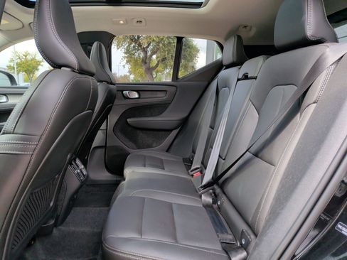 Used 2025 Volvo XC40 B5 Core image 30