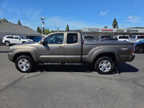 Used 2011 Toyota Tacoma PreRunner w/ TRD Sport Pkg RWD image 11