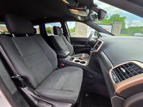 Used 2017 Jeep Grand Cherokee Laredo w/ Quick Order Package 23E AWD/4WD image 9