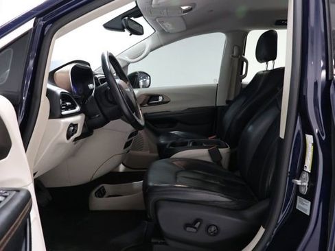 Used 2017 Chrysler Pacifica Touring-L FWD image 15