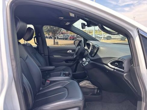 Used 2025 Chrysler Pacifica Select FWD image 13