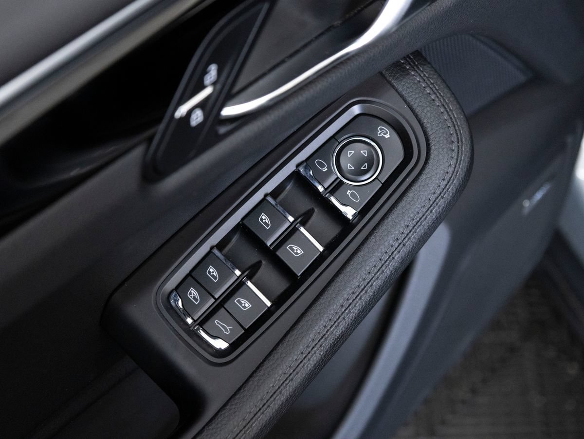 Certified 2024 Porsche Macan AWD/4WD image 27