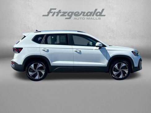Used 2025 Volkswagen Taos SE AWD/4WD image 3