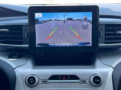 Used 2022 Ford Explorer XLT w/ Equipment Group 202A AWD/4WD image 15