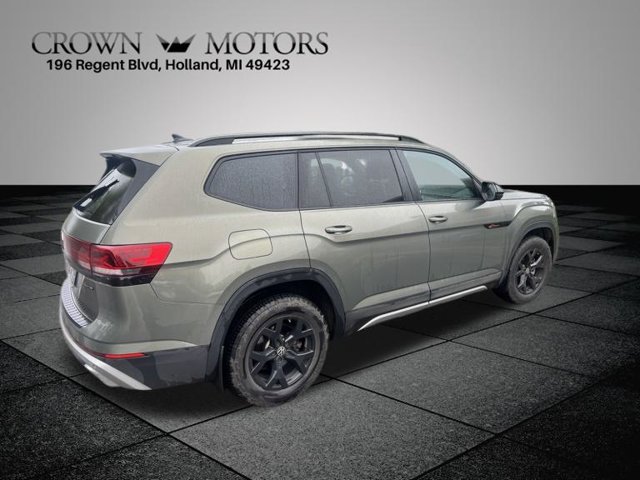 Used 2024 Volkswagen Atlas Peak Edition SE AWD/4WD image 2