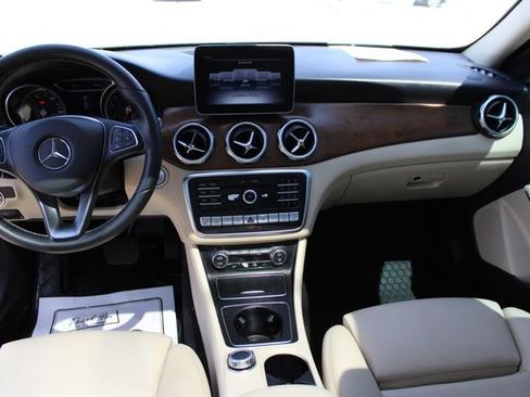 Used 2020 Mercedes-Benz GLA 250 4MATIC w/ Premium Package image 24
